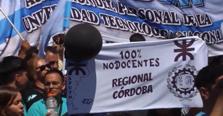 Docentes universitarios en una movilización frente a una facultad en Córdoba