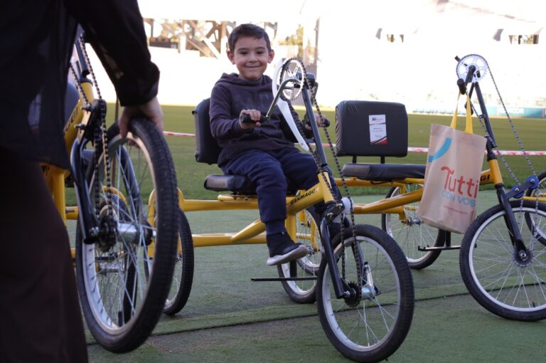 Entrega de bicicletas adaptadas en el campo de juego del Estadio Mario Alberto Kempes