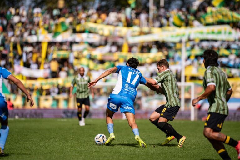 Jugadores de Aldosivi y Estudiantes de Río Cuarto durante el partido en el estadio José María Minella.