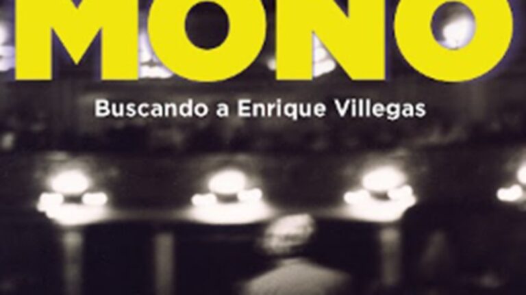 Enrique sentado junto a un piano en su casa, con libros y partituras de fondo