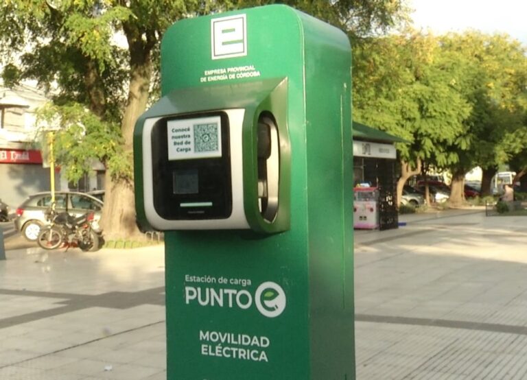 Gráfico o ilustración representando el crecimiento de vehículos eléctricos y puntos de carga en la provincia de Córdoba.