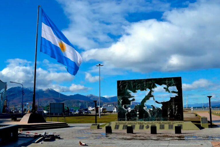 Mapa de las Islas Malvinas con banderas de Estados Unidos y Reino Unido