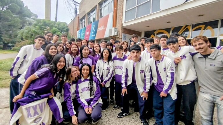 Estudiantes del Instituto Espíritu Santo recorriendo los estudios del Multimedio SRT de la UNC en Córdoba