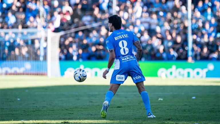Jugadores de Estudiantes de Río Cuarto y Aldosivi durante un partido de fútbol.