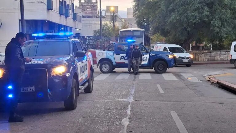Edificio en Avenida Marcelo T. de Alvear durante evacuación por incendio en La Cañada, Córdoba