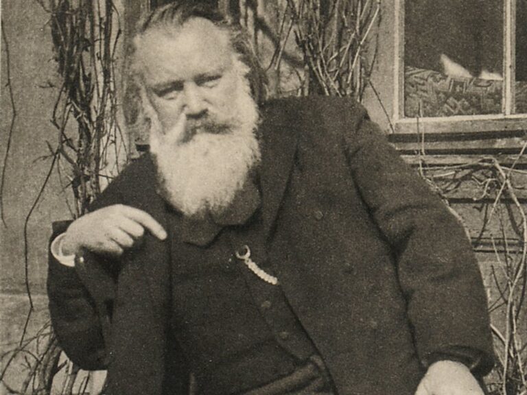 Partitura o imagen alusiva a la música de Johannes Brahms, representando una reflexión profunda sobre la escucha.