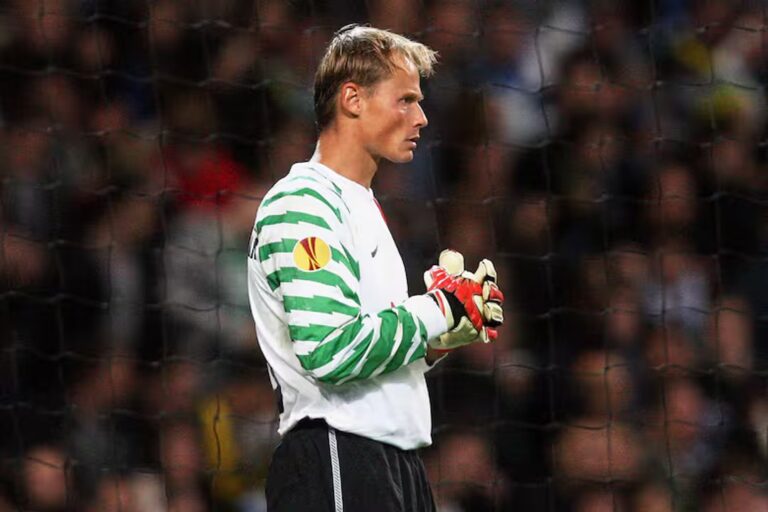 Alexander Manninger, ex arquero de la Juventus y el Arsenal, en un partido de fútbol.
