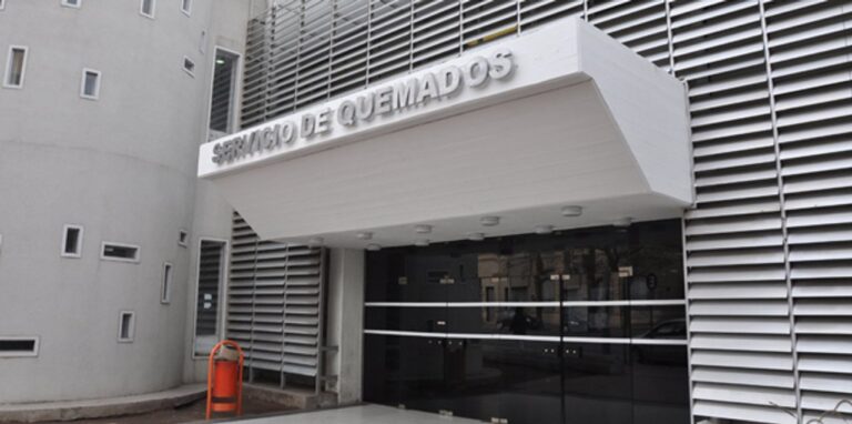 Ilustración de una vivienda con humo, representando el incendio ocurrido en Marqués Anexo, Córdoba.