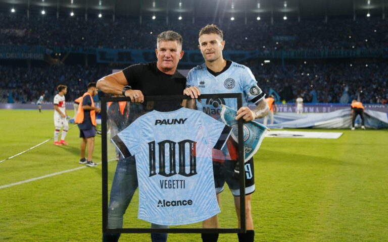Pablo Vegetti vistiendo la camiseta de Belgrano en el estadio Mario Alberto Kempes.