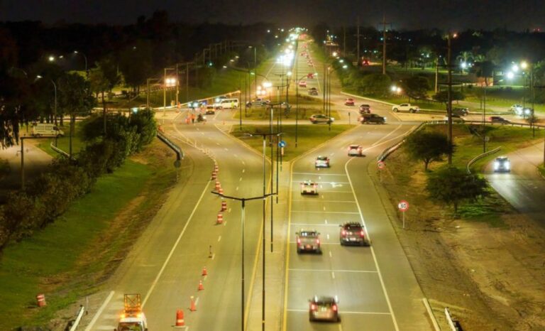 Avenida Padre Luchesse duplicada con cuatro carriles y luminarias LED en Córdoba