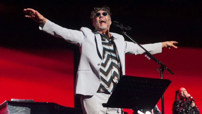 Fito Páez en escena durante el Sale el Sol Tour 2026