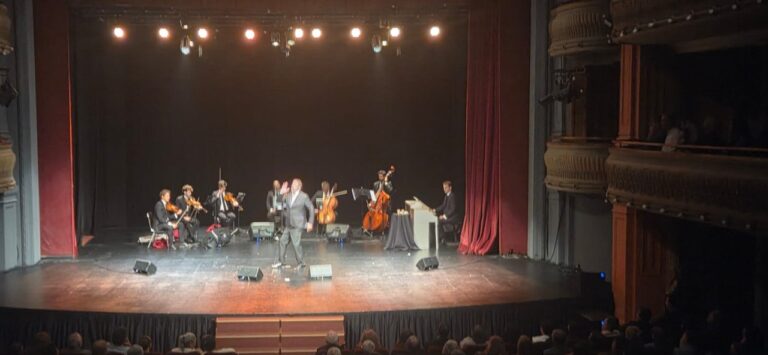 El Flaco Pailos en el escenario del Teatro Real de Córdoba junto a los músicos de la Camerata Córdoba durante su espectáculo sinfónico.