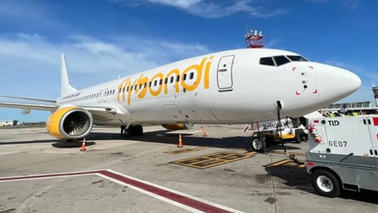 Avión de la aerolínea Flybondi en el aeropuerto
