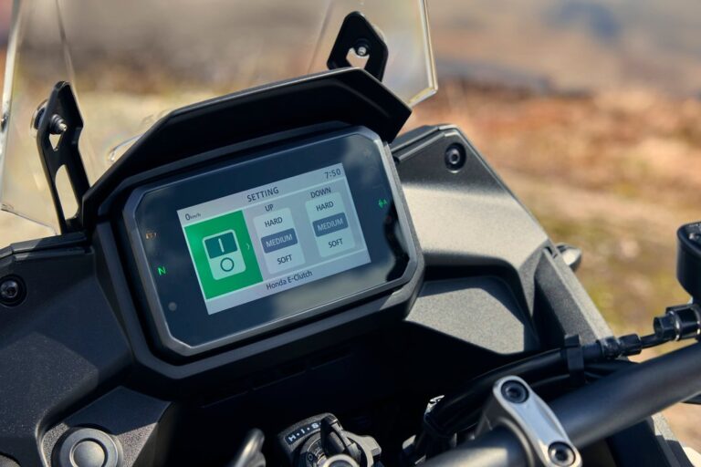Moto Honda XL750 Transalp con tecnología E-Clutch exhibida en Córdoba