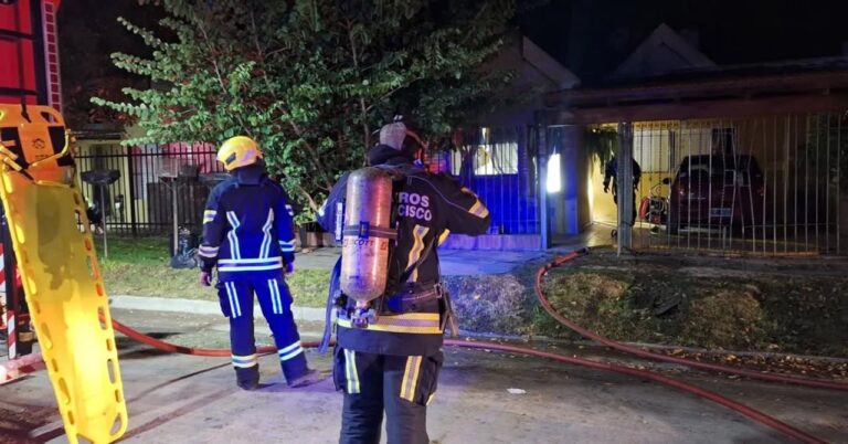 Bomberos trabajando en el lugar del incendio en una vivienda de San Francisco, Córdoba.
