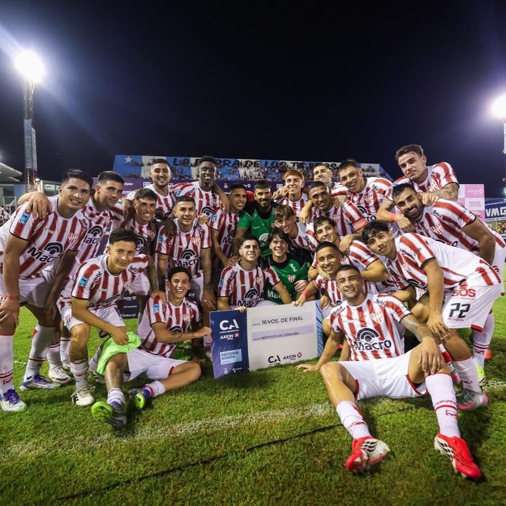 Jugadores de Instituto celebran un gol durante el partido contra Atlanta en la Copa Argentina.