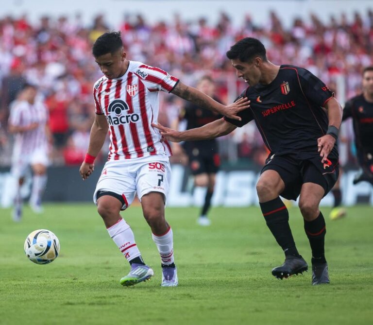 Jugadores de Instituto y Estudiantes disputando un balón durante el partido en el estadio de Alta Córdoba.