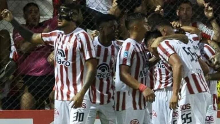 Jugadores de Instituto celebran un gol en el estadio Juan Domingo Perón de Alta Córdoba.