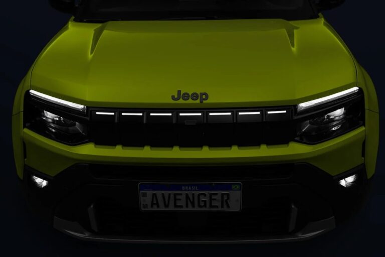 Jeep Avenger nuevo SUV color gris con parrilla iluminada y llantas diamantadas