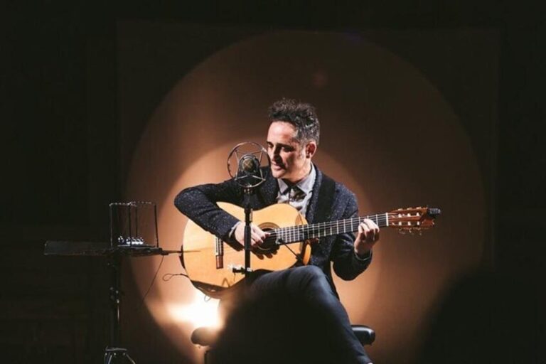 Jorge Drexler durante su presentación en el escenario del Quality Arena en Córdoba.
