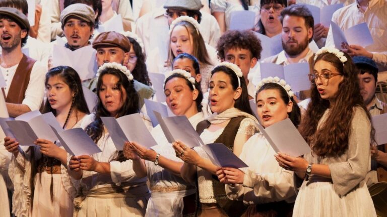 Escenario del Teatro Real de Córdoba con jóvenes cantantes de ópera