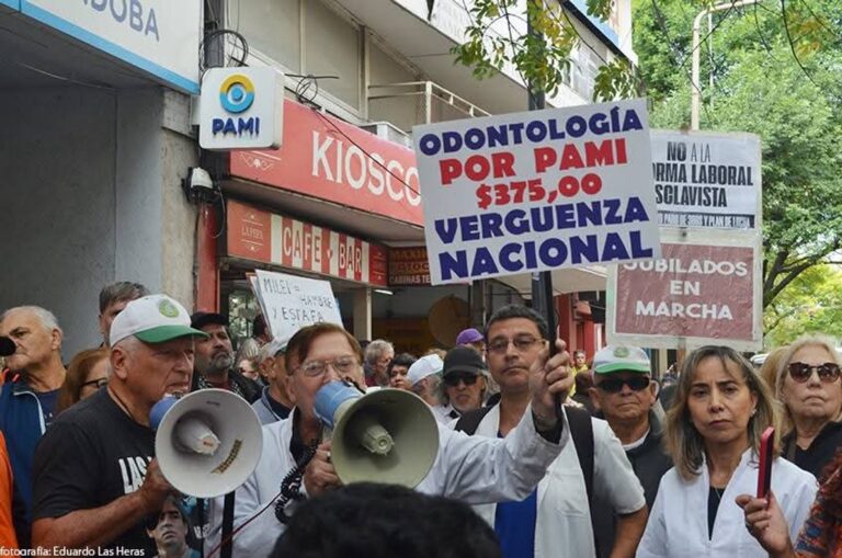 Grupo de adultos mayores conversando en un centro de jubilados de Córdoba