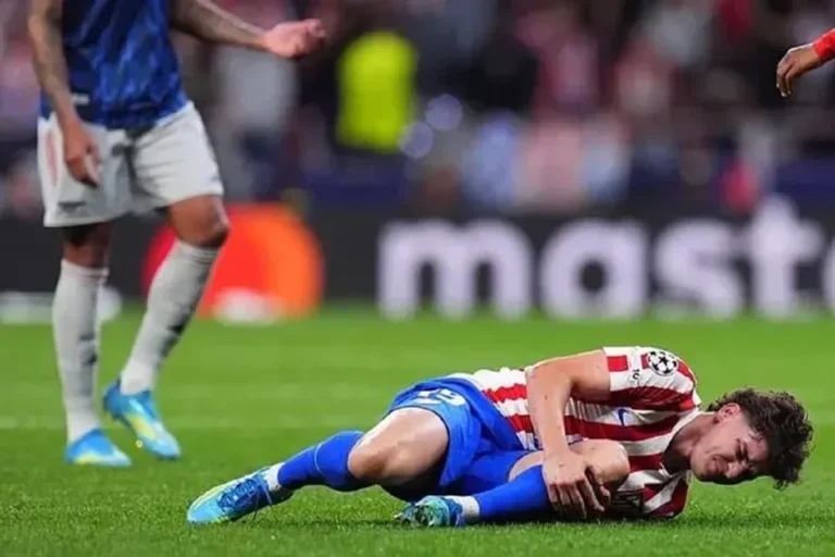 Julián Álvarez en el campo de juego con gesto de dolor