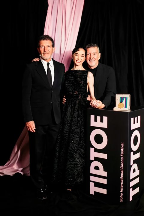 Julio Bocca recibe el Premio Lux Ductor de manos de Antonio Banderas y Lucía Lacarra en el Teatro del Soho CaixaBank, Málaga.