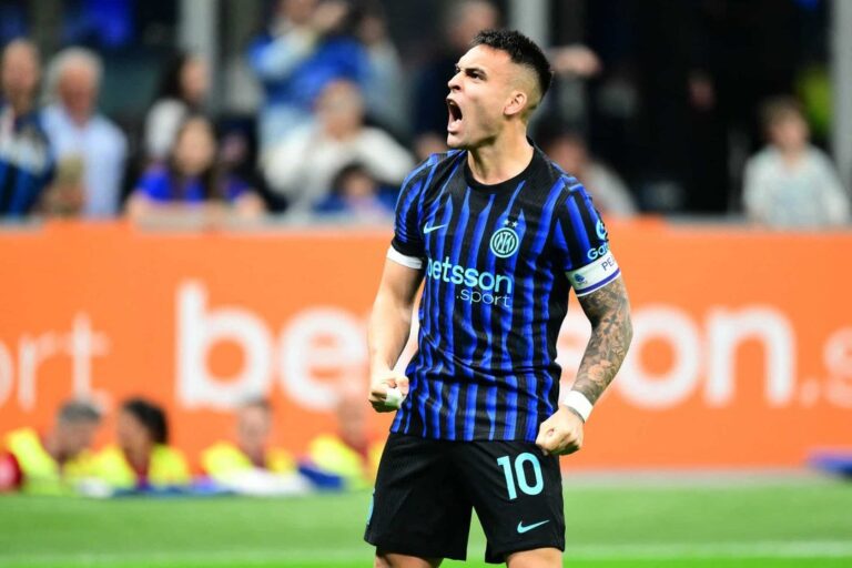 Lautaro Martínez, delantero del Inter de Milán y de la selección argentina, celebrando un gol.