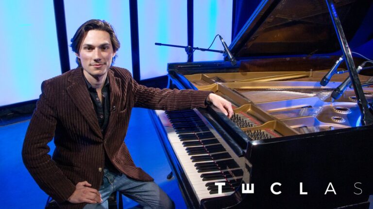 Leandro Murat, pianista y emprendedor cultural cordobés, en una presentación artística.