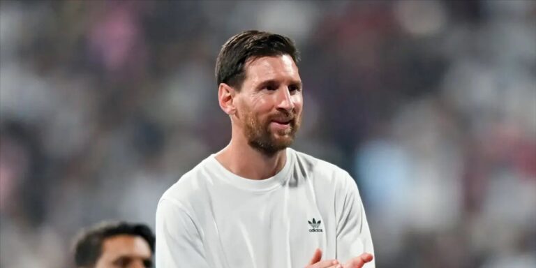 Lionel Messi posa con la camiseta del Unió Esportiva Cornellà