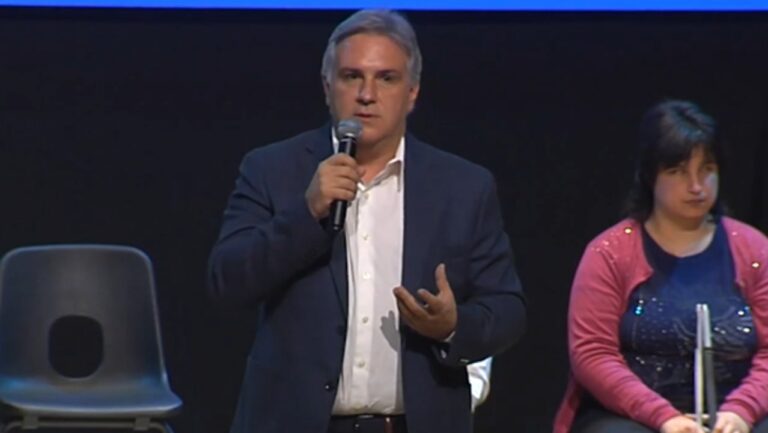 Martín Llaryora entrega dispositivo Prócera a persona ciega en acto oficial