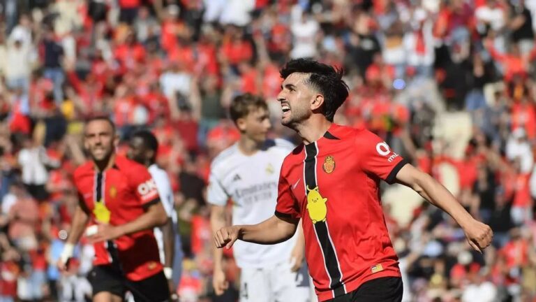 Jugadores del Mallorca celebran el gol de la victoria ante el Real Madrid en el estadio.
