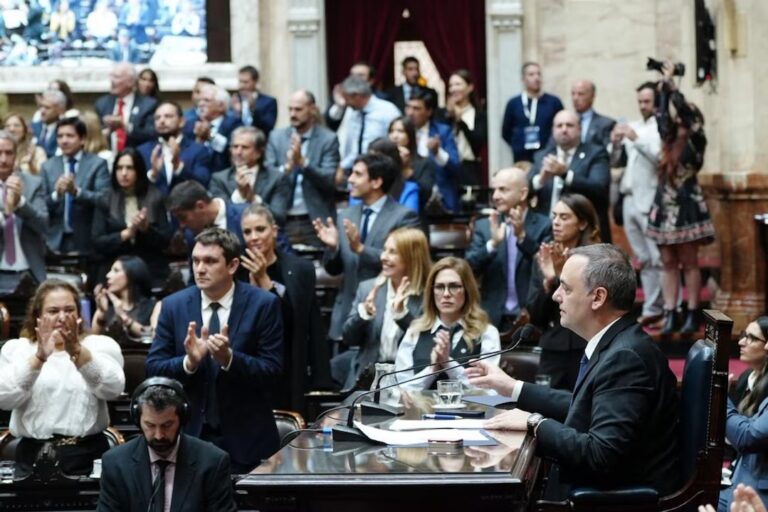 Manuel Adorni hablando en la Cámara de Diputados durante su informe de gestión