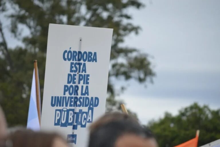 Docentes y estudiantes marchan por el financiamiento universitario en Córdoba