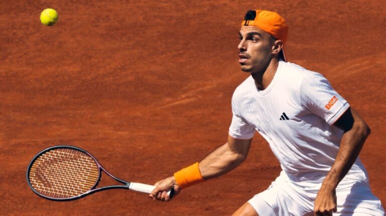 Tenistas Francisco Cerúndolo y Sebastián Báez en acción en el Masters de Montecarlo.
