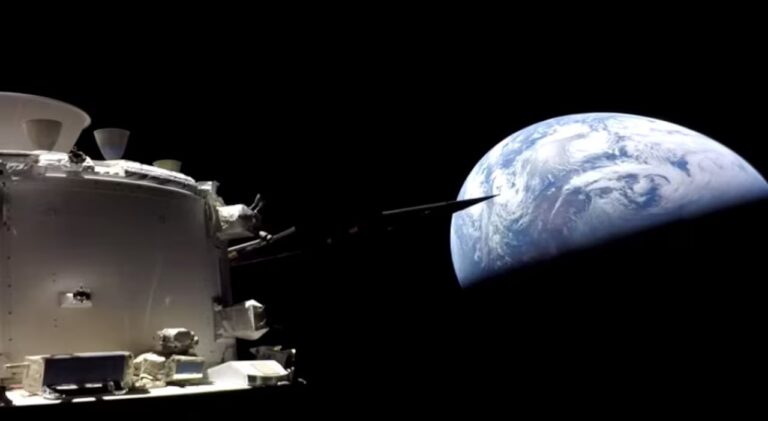 Ilustración de la cápsula Orión de la NASA reingresando a la atmósfera terrestre.