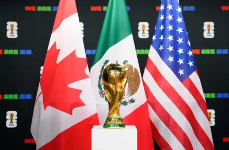 Ilustración del trofeo de la Copa del Mundo FIFA y un mapa de Norteamérica, sede del Mundial 2026.