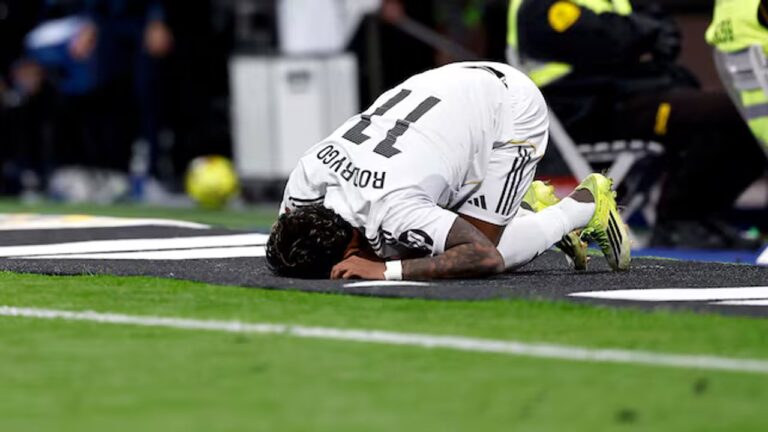 Jugador de fútbol lesionado en el campo, alusión a las bajas del Mundial 2026