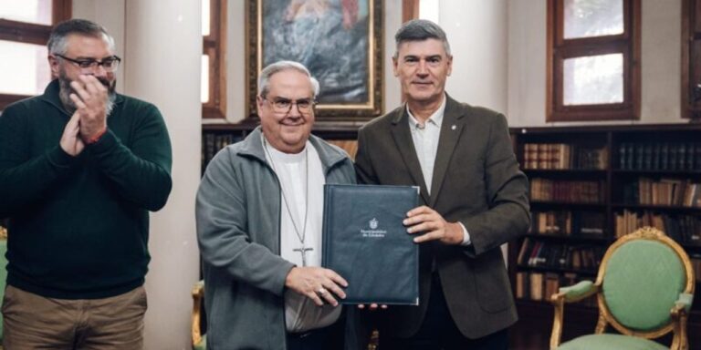 Firma del convenio entre la Municipalidad de Córdoba y Cáritas para personas en situación de calle