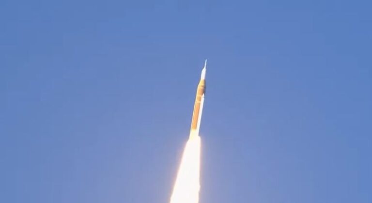 Cohete de la misión Artemis II de la NASA despegando desde Cabo Cañaveral.