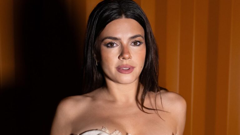 Natalie Pérez posa con el arte de su nuevo álbum 