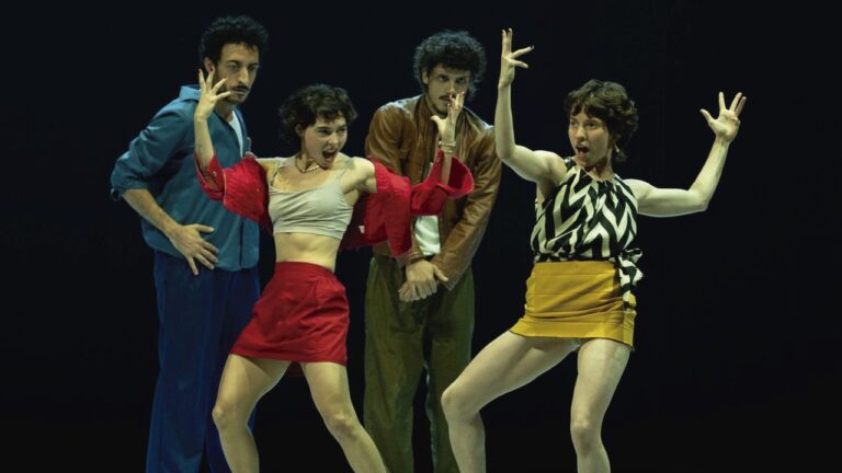 Elenco de la obra de danza contemporánea 'Verás Praderas Hilux' en escena.