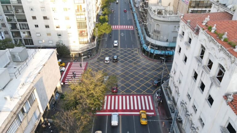 Esquina de Avenida General Paz y Avenida Colón en la ciudad de Córdoba, con tránsito vehicular.