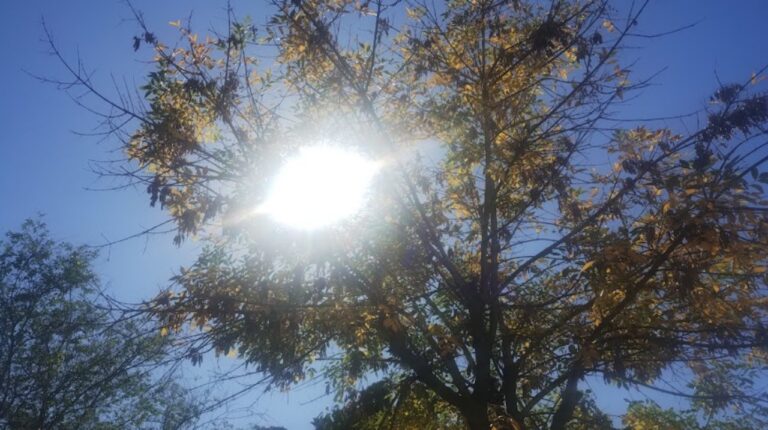 Paisaje otoñal en Córdoba con sol y nubes