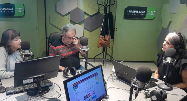Estudio de radio con micrófono, representando al programa Palabras Mayores de Córdoba.
