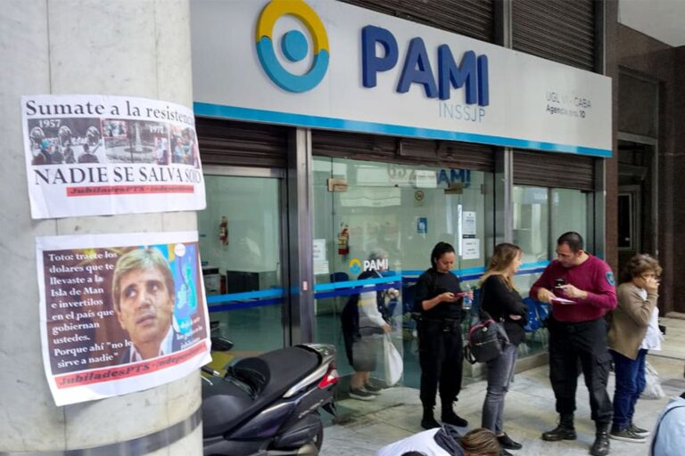 Profesional de la salud revisando documentos en consultorio, en referencia a los cambios en PAMI.