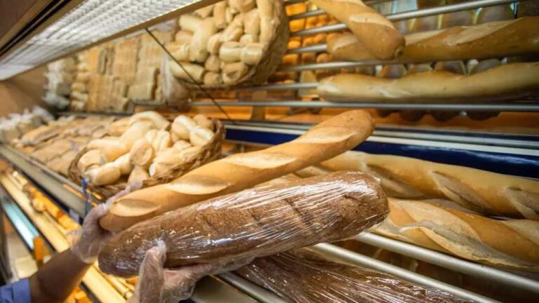 Panadería en Córdoba con productos frescos sobre la mesa