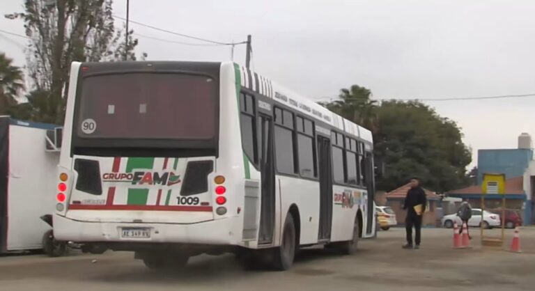 Colectivos de Fono Bus y Buses Lep en la terminal de Córdoba durante el paro del Grupo FAM