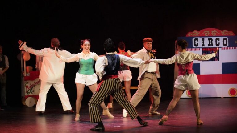 Escena del espectáculo Piantao de la Compañía Alborotango con bailarines de tango en el Teatro Ciudad de las Artes